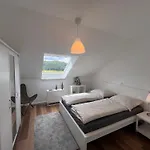 Gemuetliche 3-zimmer-wohnung Mit Panoramablick Und Kostenlosem Ueberdachten Parkplatz Lägenhet