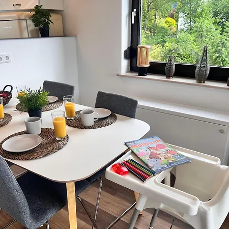 Gemuetliche 3-zimmer-wohnung Mit Panoramablick Und Kostenlosem Ueberdachten Parkplatz Lägenhet